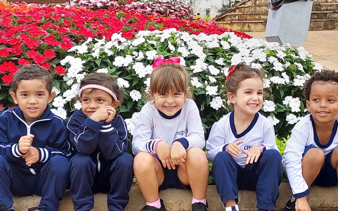 Passeio no jardim promove o aprendizado e a exploração da natureza no Piedade Kids