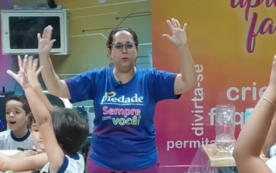 Medindo o tempo com água e criatividade no Espaço Maker do Colégio Piedade