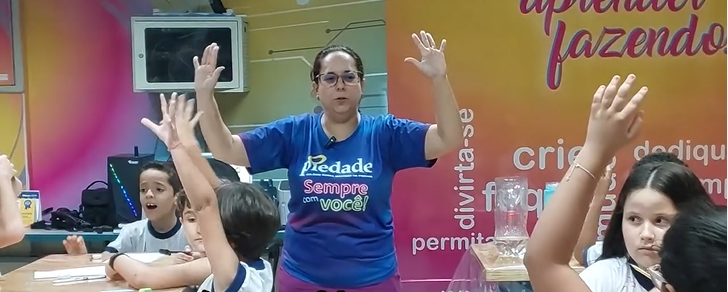 Medindo o tempo com água e criatividade no Espaço Maker do Colégio Piedade