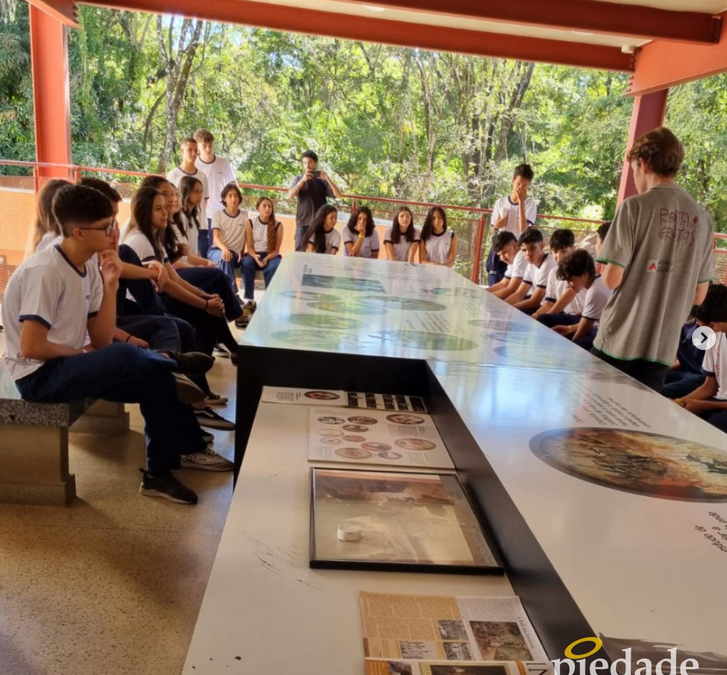 Desvendando segredos subterrâneos na Gruta da Lapinha: uma aula de campo interdisciplinar repleta de descobertas!