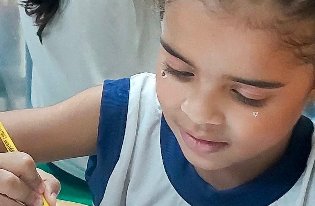 Pintando o saber: alunos do Colégio Piedade desvendam os mistérios das cores no Makerspace