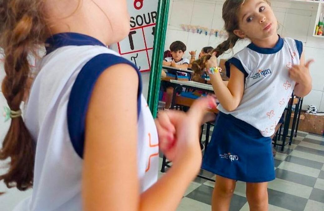 Reflexos da autoestima: descobrindo-se no espelho no Colégio Piedade