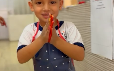 Nas palavras da mãe Daniele, percebemos como cada detalhe da rotina escolar impacta de forma positiva o crescimento dos nossos pequenos.
