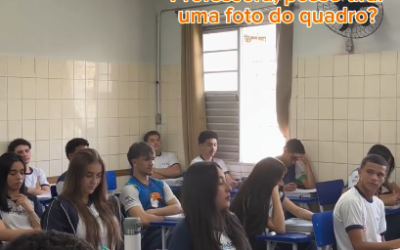 📸✨ Quando o 2º ano do Ensino Médio resolve inovar… até copiar do quadro vira trend! 😂