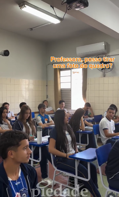 📸✨ Quando o 2º ano do Ensino Médio resolve inovar… até copiar do quadro vira trend! 😂
