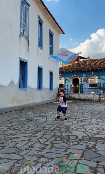 Os primeiros períodos do Colégio Piedade viveram uma tarde inesquecível no adro da Igreja Matriz!