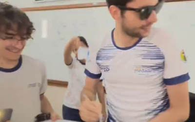 Quando chega a hora do visto no caderno, o prof Caio vira praticamente um rockstar.