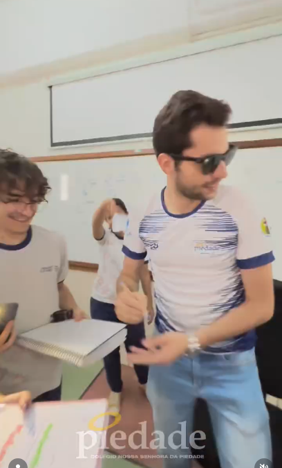 Quando chega a hora do visto no caderno, o prof Caio vira praticamente um rockstar.