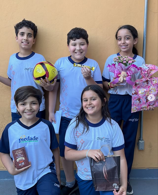 Nesta quinta-feira, nossos alunos do 5º ano participaram da atividade “Anjo”! Cada um preparou com carinho uma carta para seu amigo oculto, e o desafio era adivinhar quem era seu anjo!