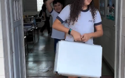 Os alunos do 5º ano, das professoras Cláudia e Daniela, participaram do Dia da Mochila Sem Mochila — e foi pura diversão! 😂🎒❌