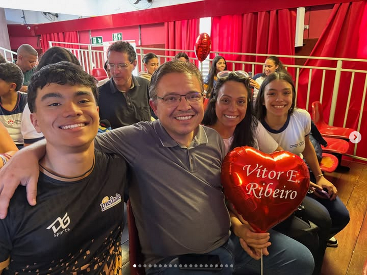 Os pais dos alunos do 3º ano prepararam uma homenagem singela, mas repleta de amor, carinho e orgulho pelos seus filhos.